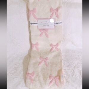 Cupcakes and cashmere bow blank 50x70